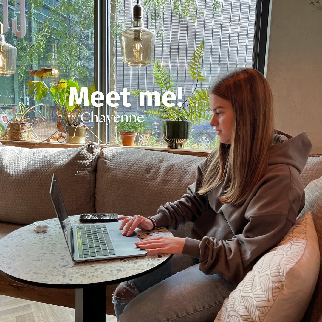 Chayenne aan het werk achter haar laptop