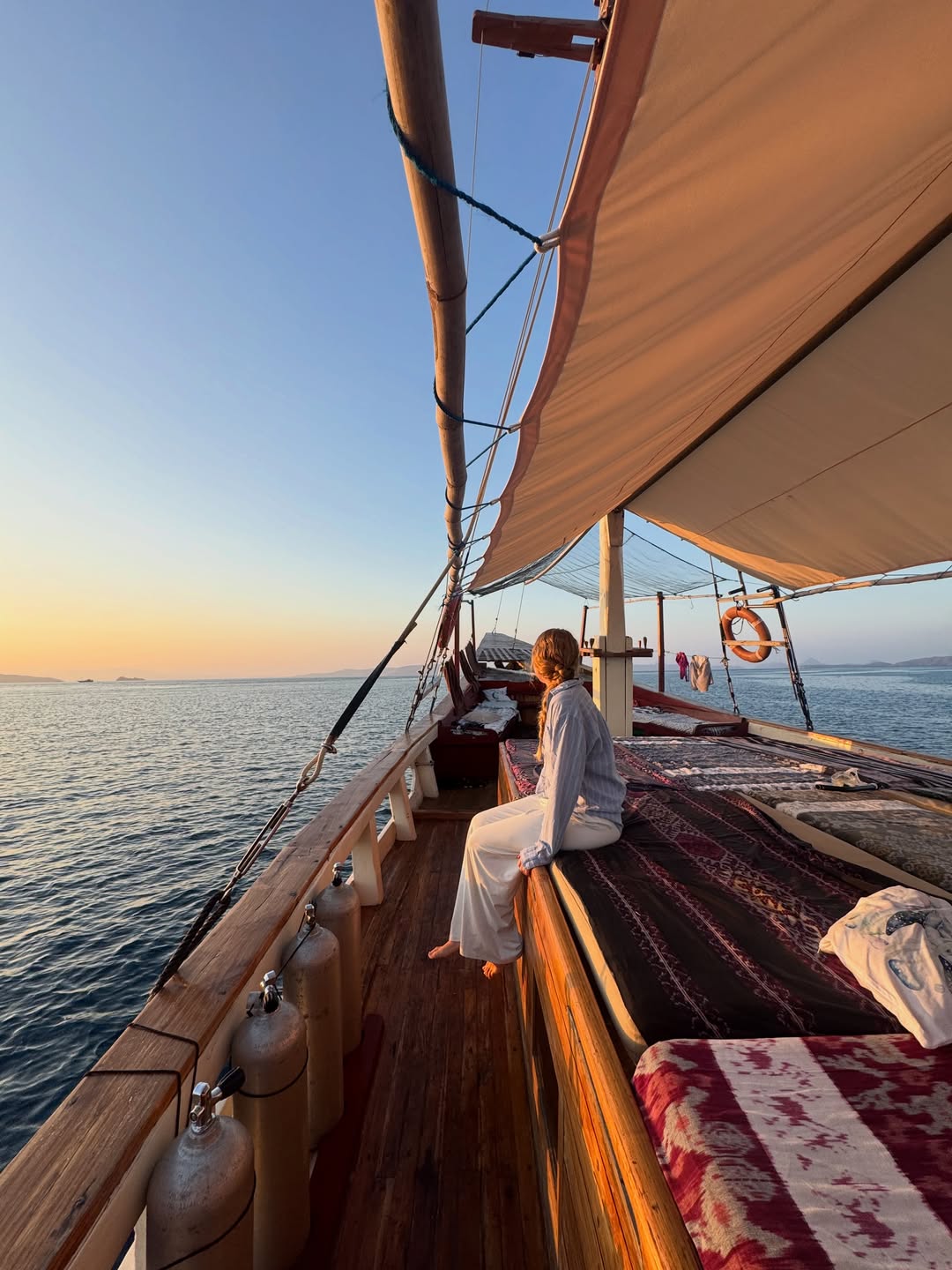Uitzicht vanaf een zeilboot bij zonsondergang