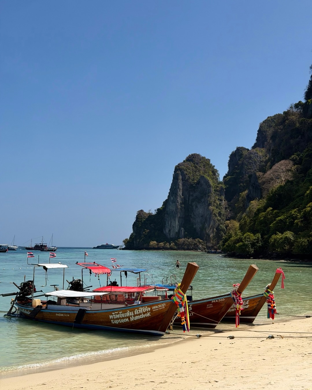 Longtailboten bij een kalkstenen kust in Thailand, uit Chayennes reisverhaal