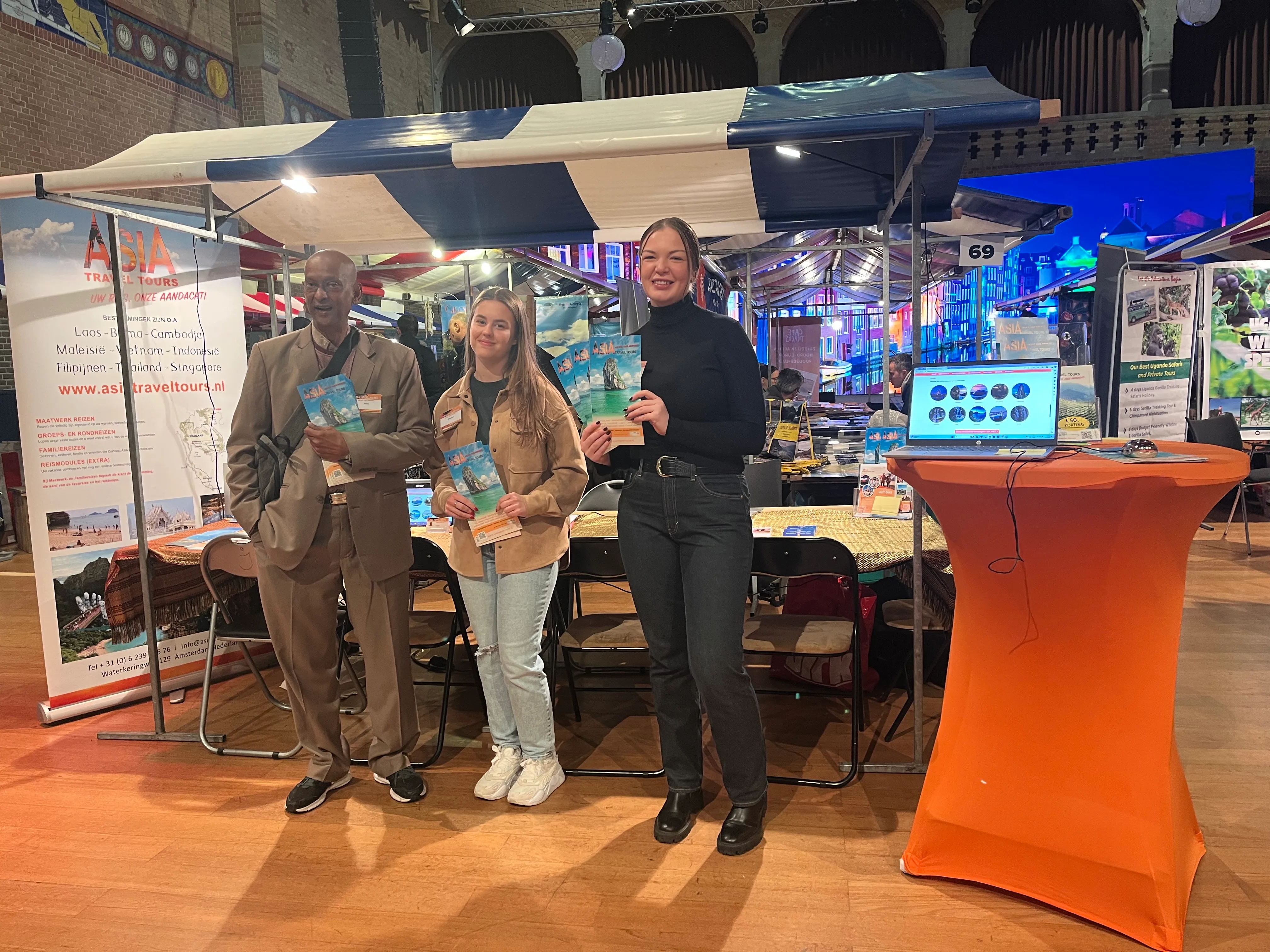 Twee teamleden bij de stand van een reispartner op een reisbeurs